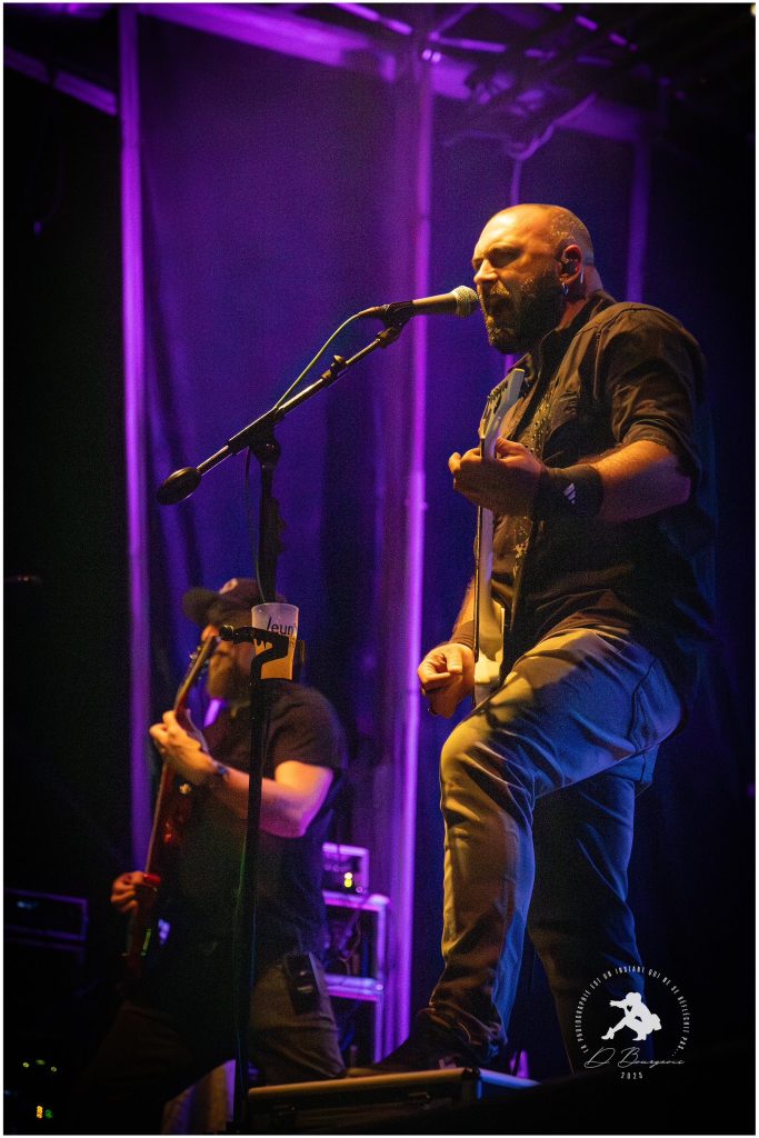Mathieu, chanteur d'Hannibal, en concert aux Touches (44), le 14 juin 2025